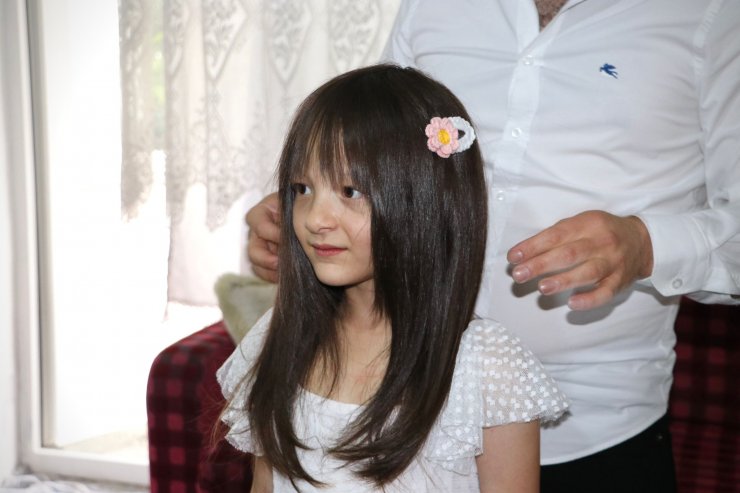 Saçı olmayan kız çocuklarına ücretsiz peruk