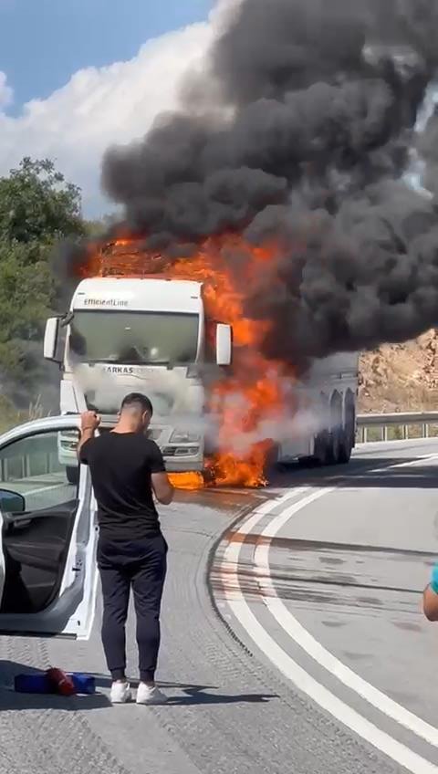 Seyir halinde yanan TIR kullanılamaz hale geldi