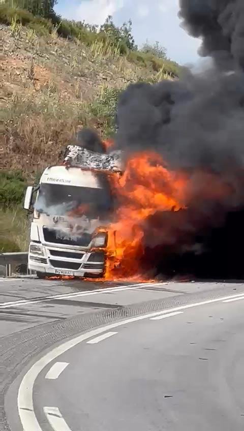Seyir halinde yanan TIR kullanılamaz hale geldi