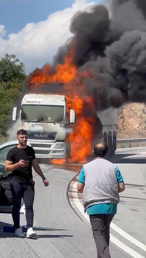 Seyir halinde yanan TIR kullanılamaz hale geldi
