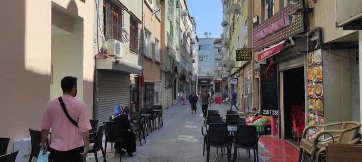 Uyardığı kişilerin arkadaşı tarafından kapısının önünde öldürüldü