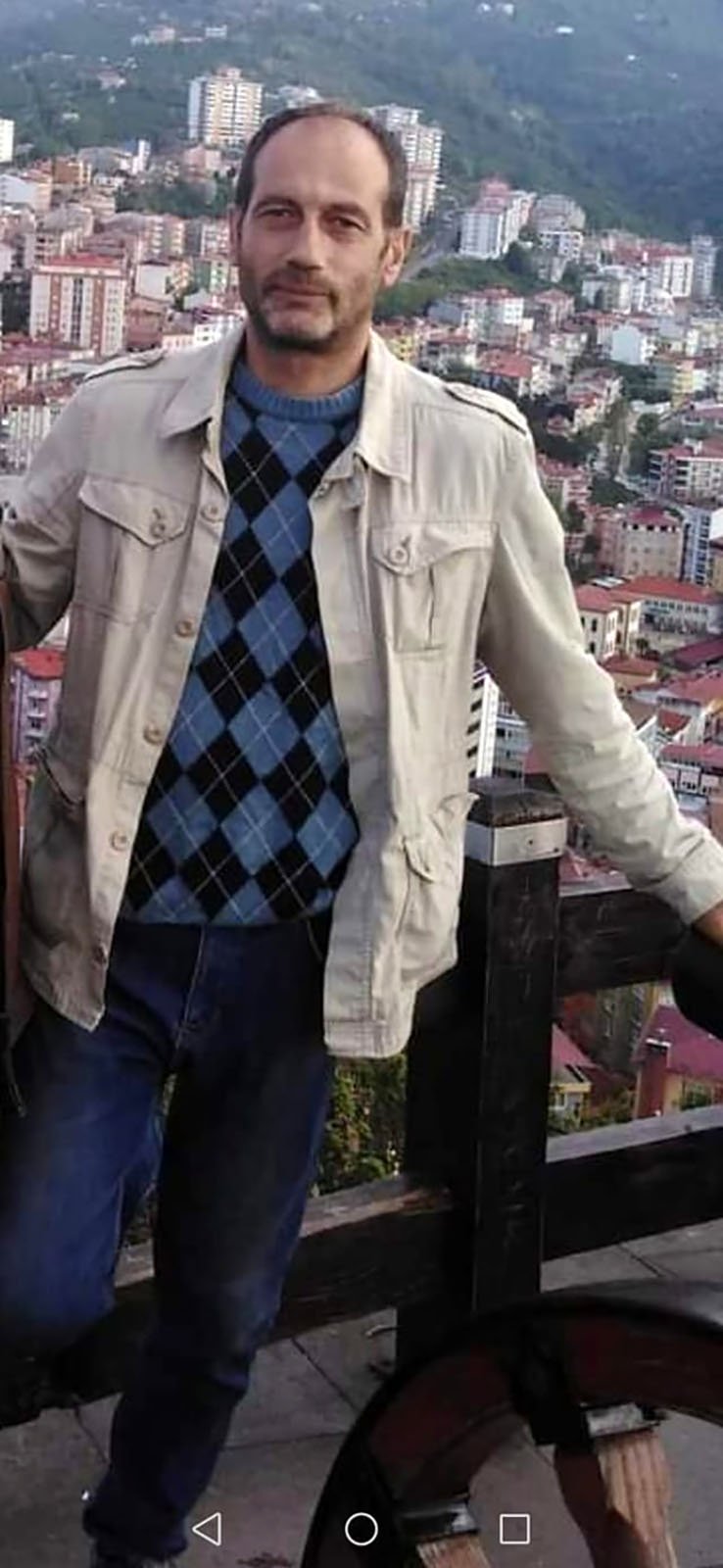 Uyardığı kişilerin arkadaşı tarafından kapısının önünde öldürüldü