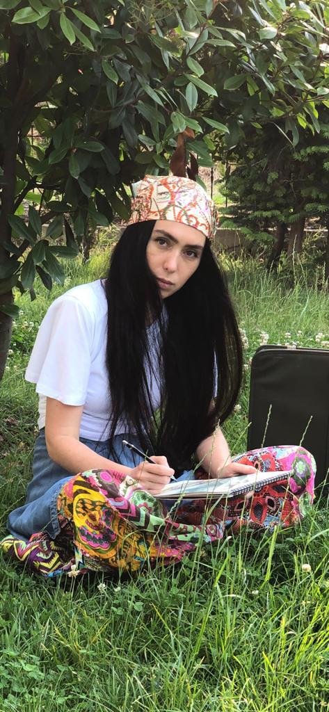 Yayla evlerini resmetti, ormanda sergiledi