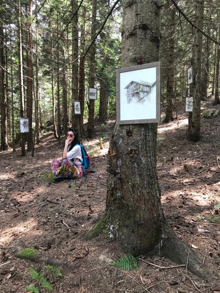 Yayla evlerini resmetti, ormanda sergiledi