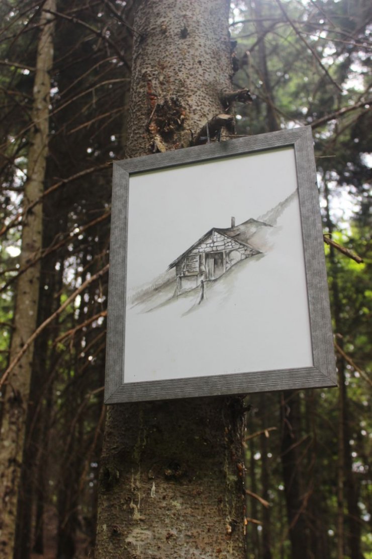 Yayla evlerini resmetti, ormanda sergiledi