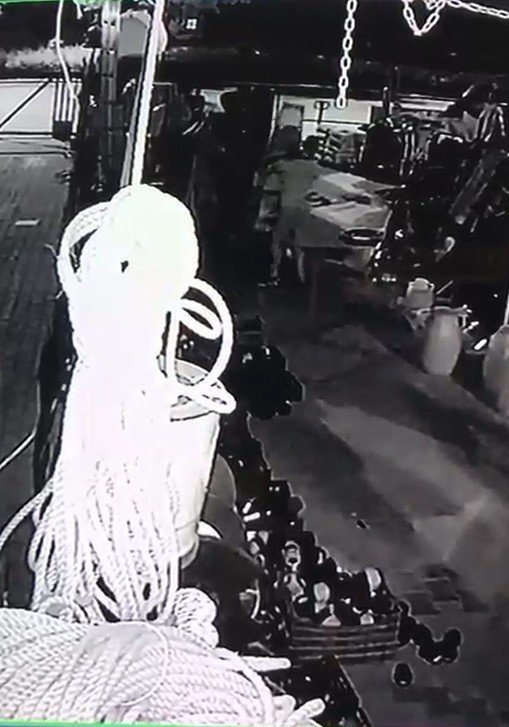 Yoldan geçerken fark ettiği merdivenleri seçerek çalan şüpheli güvenlik kamerasında