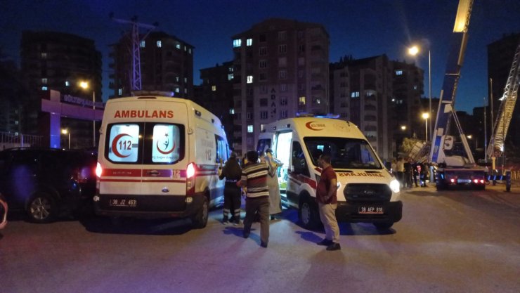 14 katlı apartmanda çıkan yangında çok sayıda bina sakini dumandan etkilendi