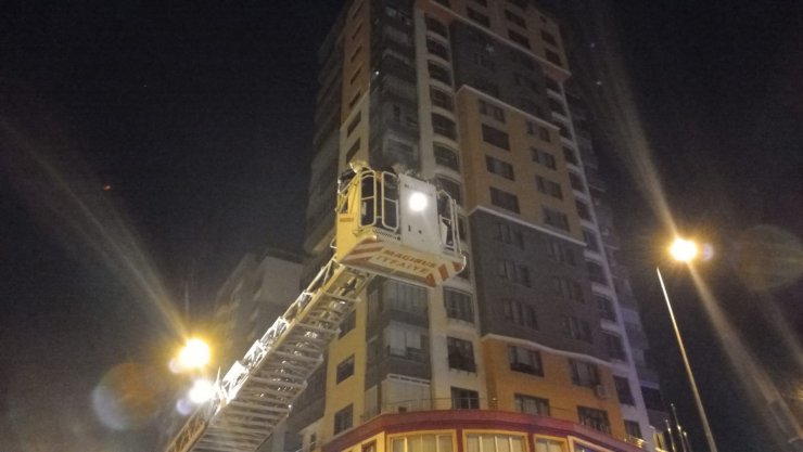 14 katlı apartmanda çıkan yangında çok sayıda bina sakini dumandan etkilendi