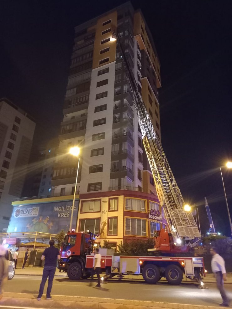 14 katlı apartmanda çıkan yangında çok sayıda bina sakini dumandan etkilendi