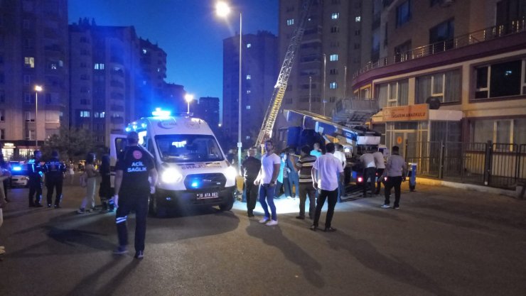 14 katlı apartmanda çıkan yangında çok sayıda bina sakini dumandan etkilendi