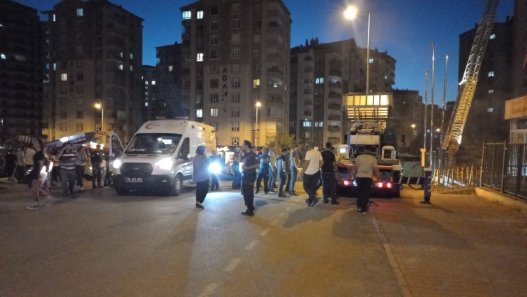 14 katlı apartmanda çıkan yangında çok sayıda bina sakini dumandan etkilendi