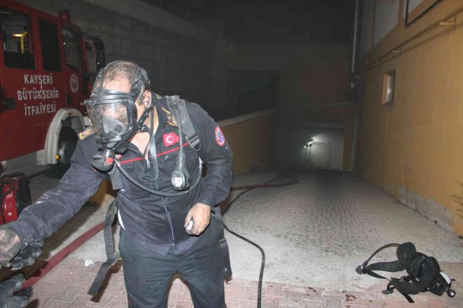 14 katlı binada yangın: 30 kişi tahliye edildi, 16 kişi hastanelik oldu