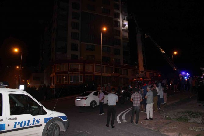 14 katlı binada yangın: 30 kişi tahliye edildi, 16 kişi hastanelik oldu