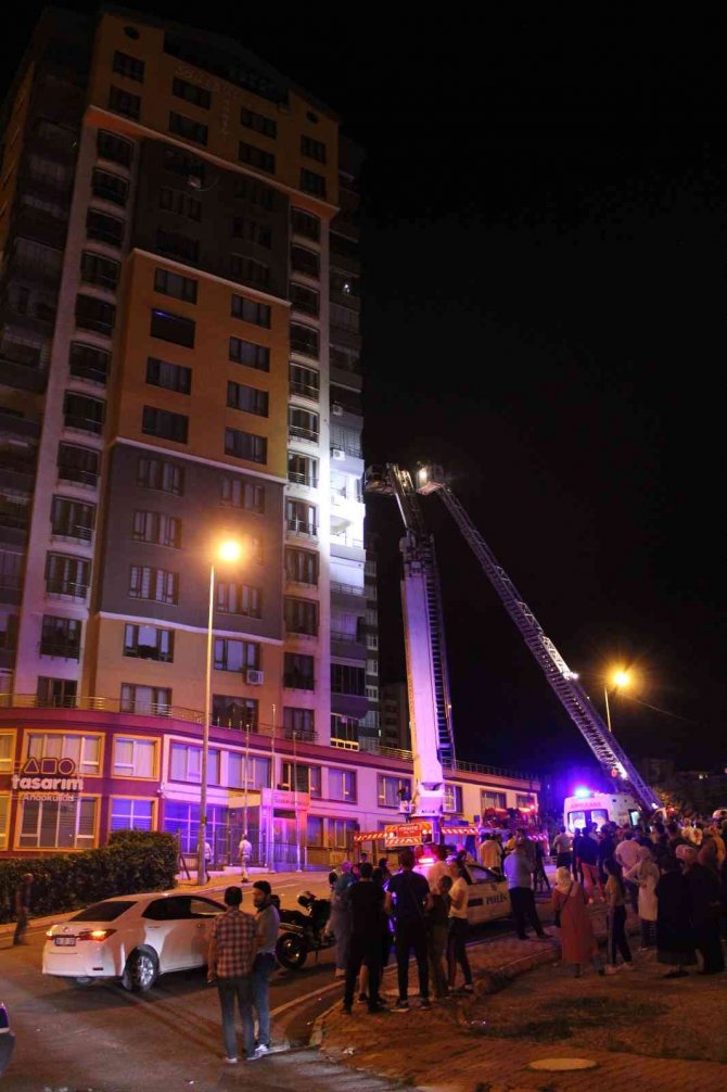 14 katlı binada yangın: 30 kişi tahliye edildi, 16 kişi hastanelik oldu