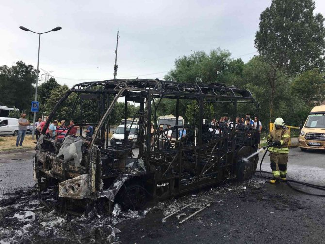 Alev alev yanan minibüs hurdaya döndü