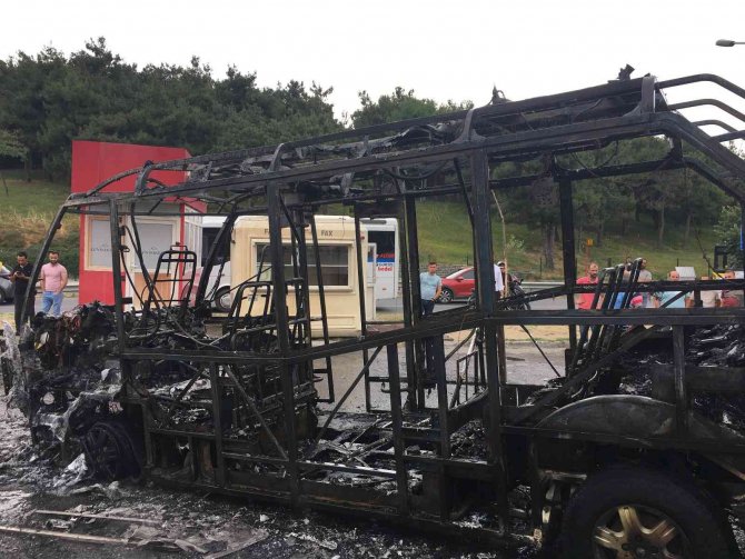 Alev alev yanan minibüs hurdaya döndü