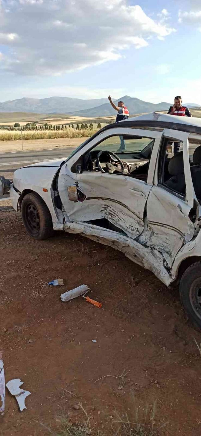 Araçlar kavşakta çarpıştı: 5 yaralı