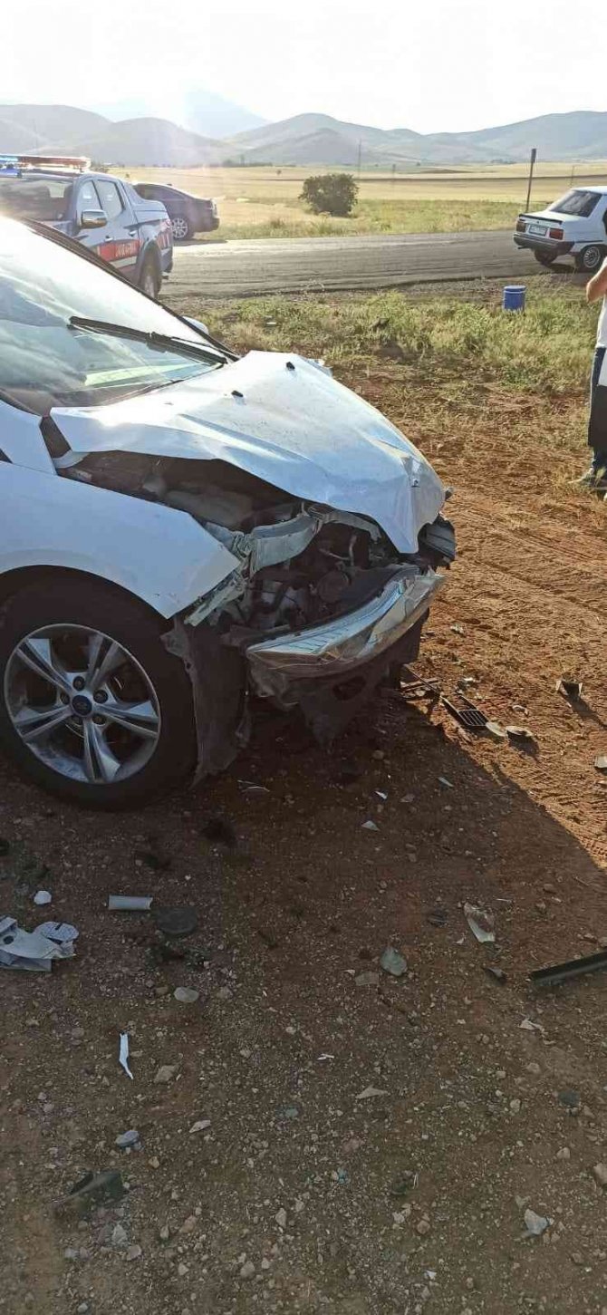 Araçlar kavşakta çarpıştı: 5 yaralı