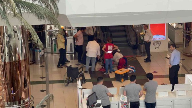 AVM’de kalp krizi geçiren şahıs hastaneye kaldırıldı