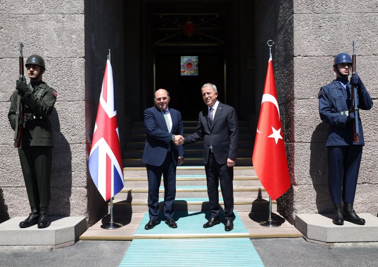 Bakan Akar, İngiliz mevkidaşı Wallace ile bir araya geldi