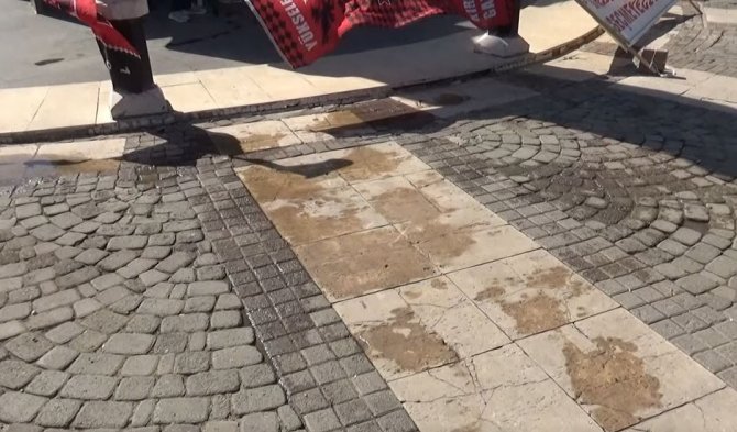 Bir skandal daha: Meydanda kendini yaktı!