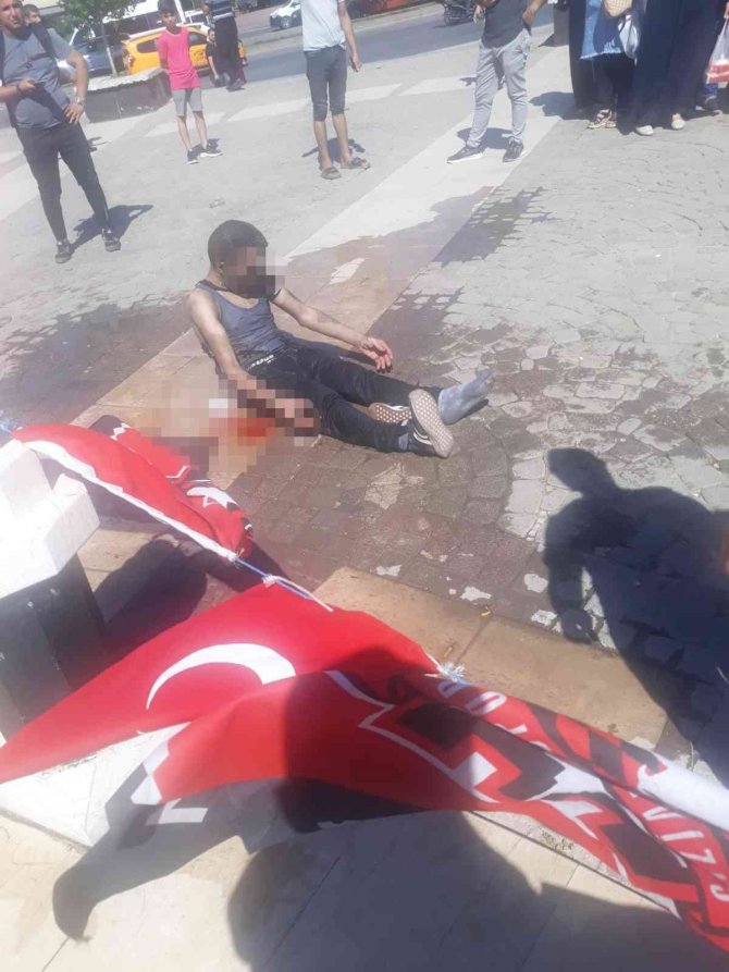 Bir skandal daha: Meydanda kendini yaktı!