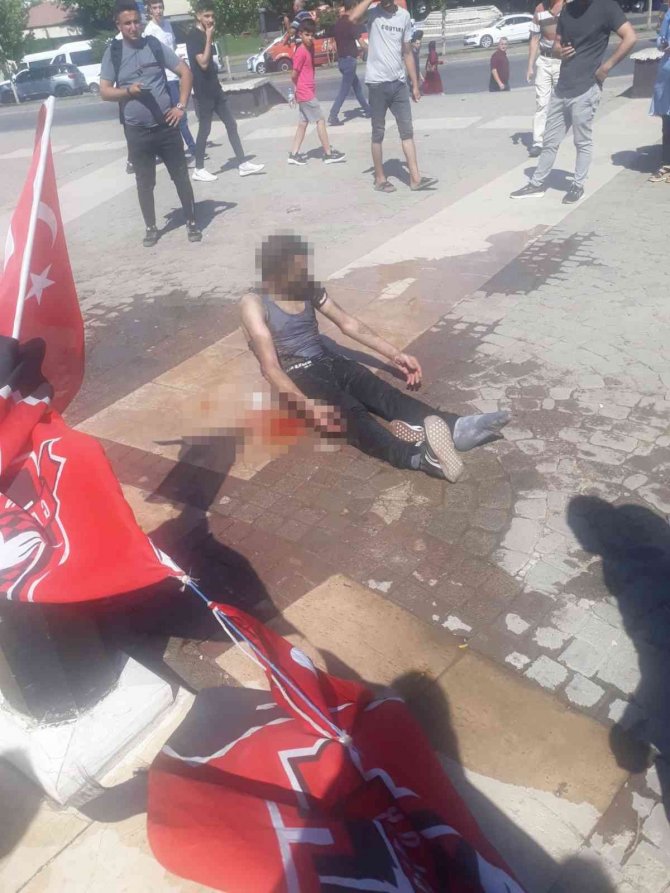 Bir skandal daha: Meydanda kendini yaktı!