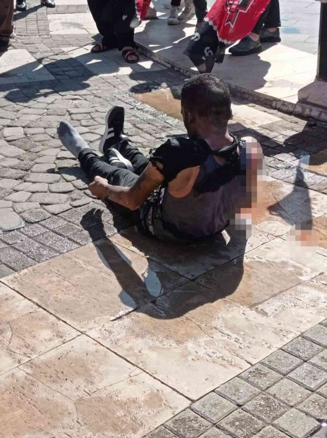 Bir skandal daha: Meydanda kendini yaktı!