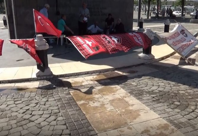 Bir skandal daha: Meydanda kendini yaktı!