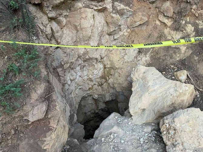 Define ararken canından oldu