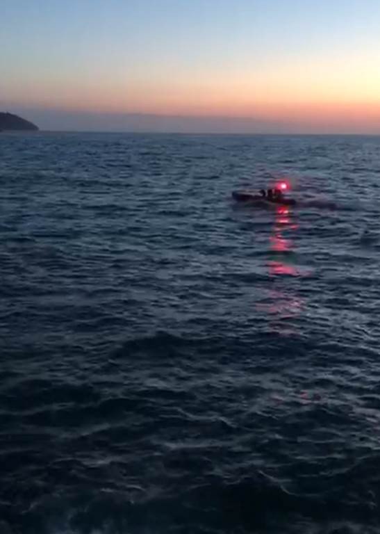 Denizin ortasında dakikalarca yaşam savaşı verdi