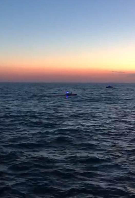 Denizin ortasında dakikalarca yaşam savaşı verdi