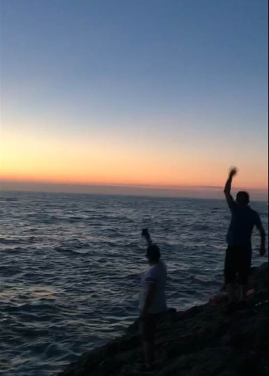 Denizin ortasında dakikalarca yaşam savaşı verdi