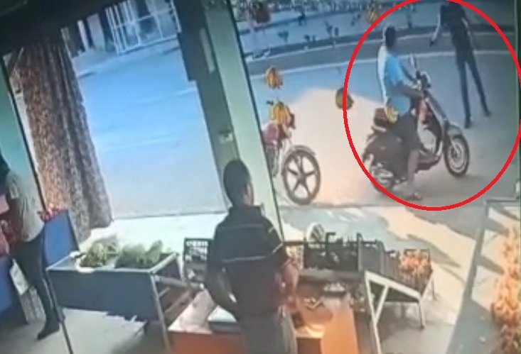 Dükkan önünde silahla saldırı kamerada