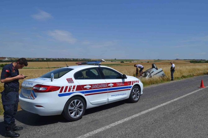Eşek arısının camından girdiği otomobil takla attı