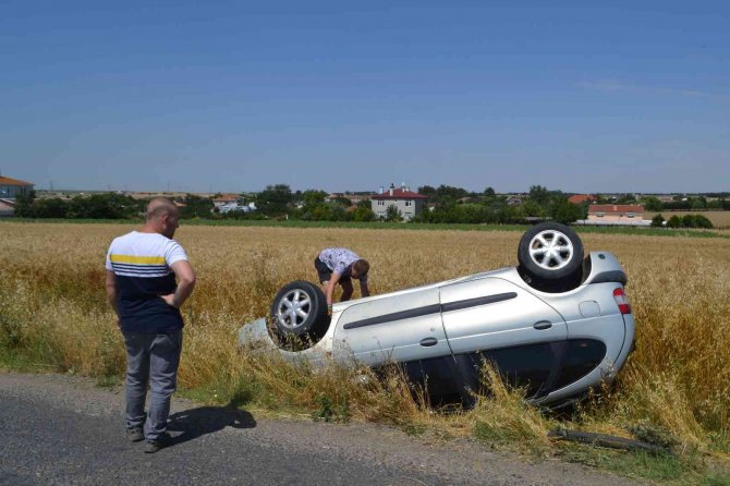 Eşek arısının camından girdiği otomobil takla attı
