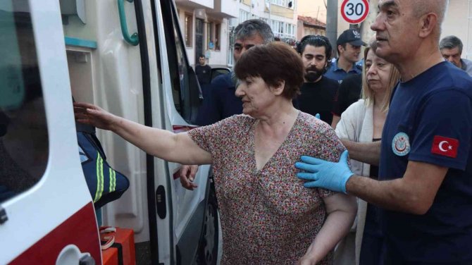 Evdeki her şeyi balkondan attı