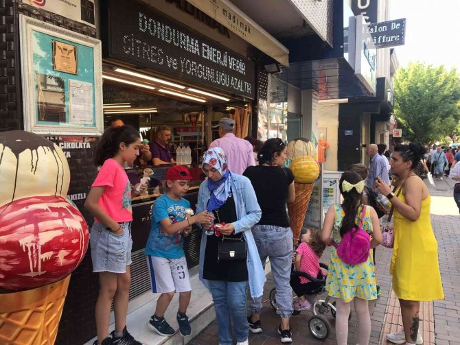 Güneş ve sıcak hava dondurmacılara yaradı