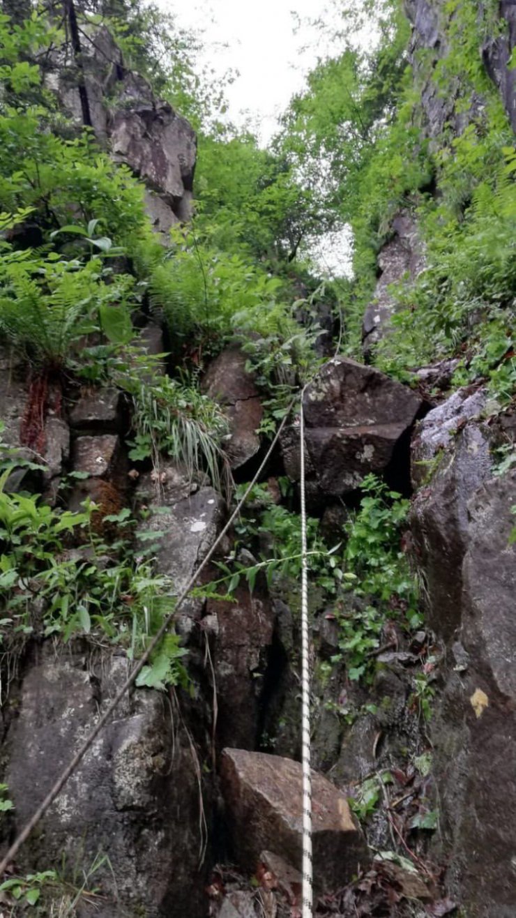 İneğiyle uçurama düşen kadın hayatını kaybetti