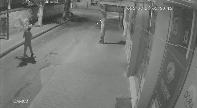 Kaldırımdaki çiçeği çaldı