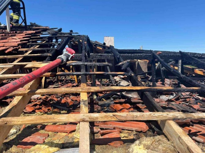 Konya’da bir ev alevlere teslim oldu