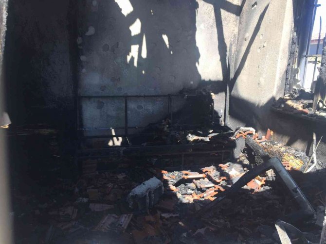 Konya’da bir ev alevlere teslim oldu