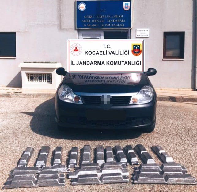 Külçe alüminyumları araca yüklerken yakalandılar