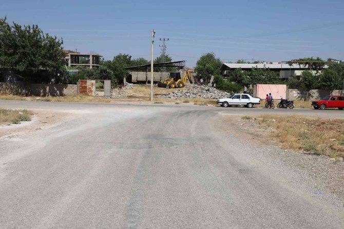 Kullanıma kapalı yapılar kaldırarak yollar trafiğe açılıyor