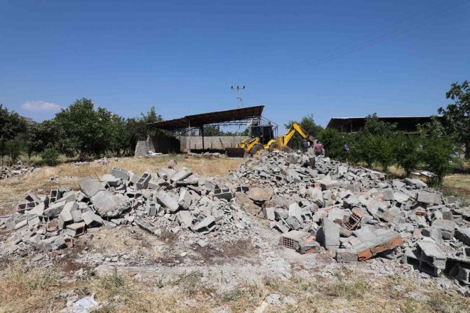 Kullanıma kapalı yapılar kaldırarak yollar trafiğe açılıyor