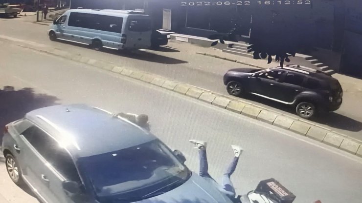 Motosikletin çarptığı yaya havaya savruldu 