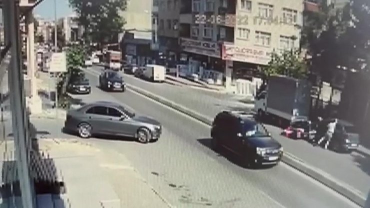 Motosikletin çarptığı yaya havaya savruldu 