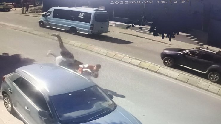 Motosikletin çarptığı yaya havaya savruldu 