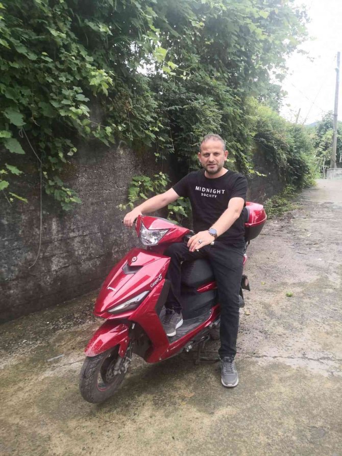 Motosikletin gaz ile frenini karıştırınca çay ocağına daldı