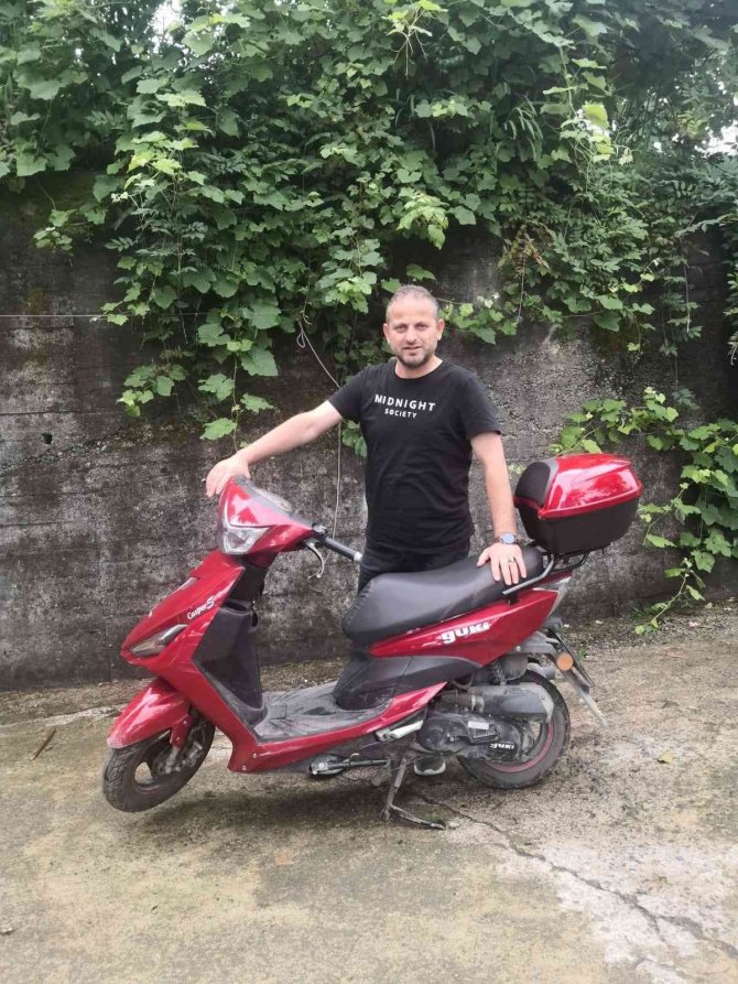 Motosikletin gaz ile frenini karıştırınca çay ocağına daldı